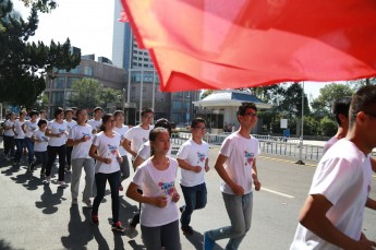 我院组织并参与校运会校旗接力跑